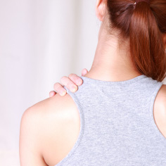 背中の痛みの原因 運動不足や筋肉疲労 について 健診会 滝野川メディカルクリニック