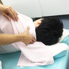 頚（首）の手技療法 マッサージ